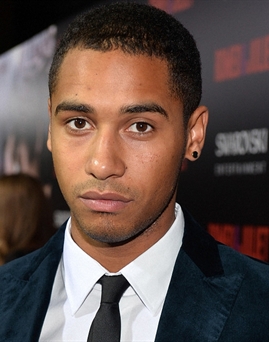 Diễn viên Elliot Knight